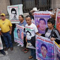 Decepcionados, los padres de los 43 normalistas ponen fin al diálogo con AMLO (Videos)