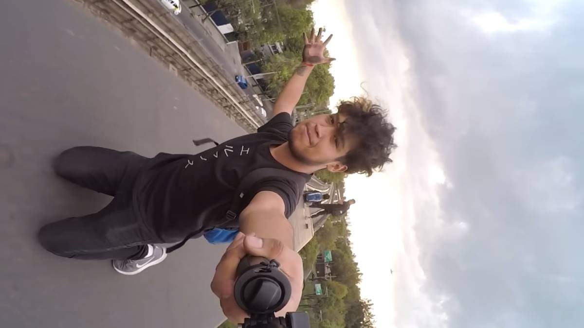 Video de los jóvenes que "surfearon" entre dos estaciones de la Línea 9