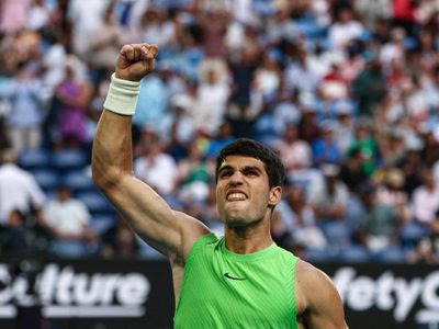 Un épico Carlos Alcaraz vence a Zverev y luchará por su primer título en el Abierto de Australia