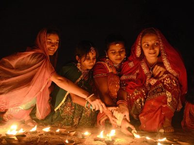 India celebra Diwali, el colorido festival de las luces, en medio de la contaminación y la pandemia