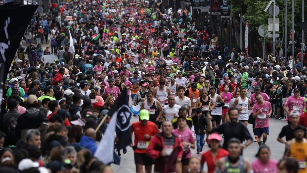 Corredores del XL Maratón de la Ciudad de México (CDMX) Telcel 2023