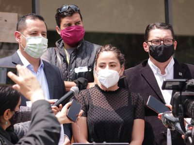 PRD presenta denuncia ante el INE contra AMLO, su hermano Pío y David León