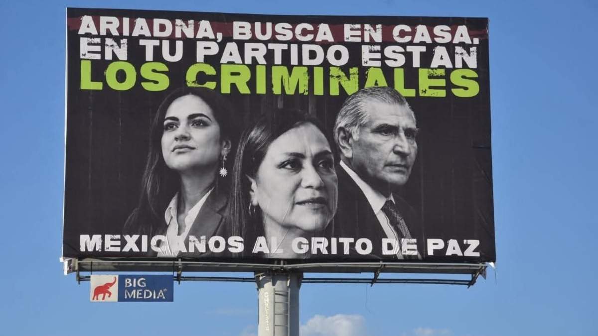 Un espectacular colocado en Chihuahua previo a la marcha de Morena. Aparecen Andrea Chávez, aspirante a la candidatura, Ariadna Montiel, dirigente nacional morenista, y el senador Adán Augusto López