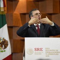 Ebrard delinea política exterior del nuevo gobierno ante diplomáticos