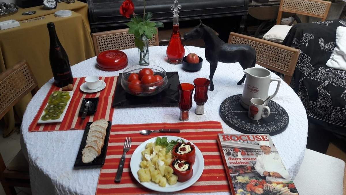 Tiene 82 años y arma sus mesas gourmet. Fuente: (Twitter)