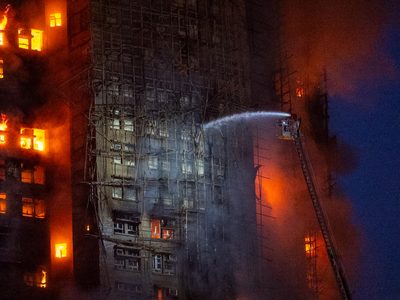Mueren 13 personas por incendio en complejo de rascacielos residenciales en Hong Kong