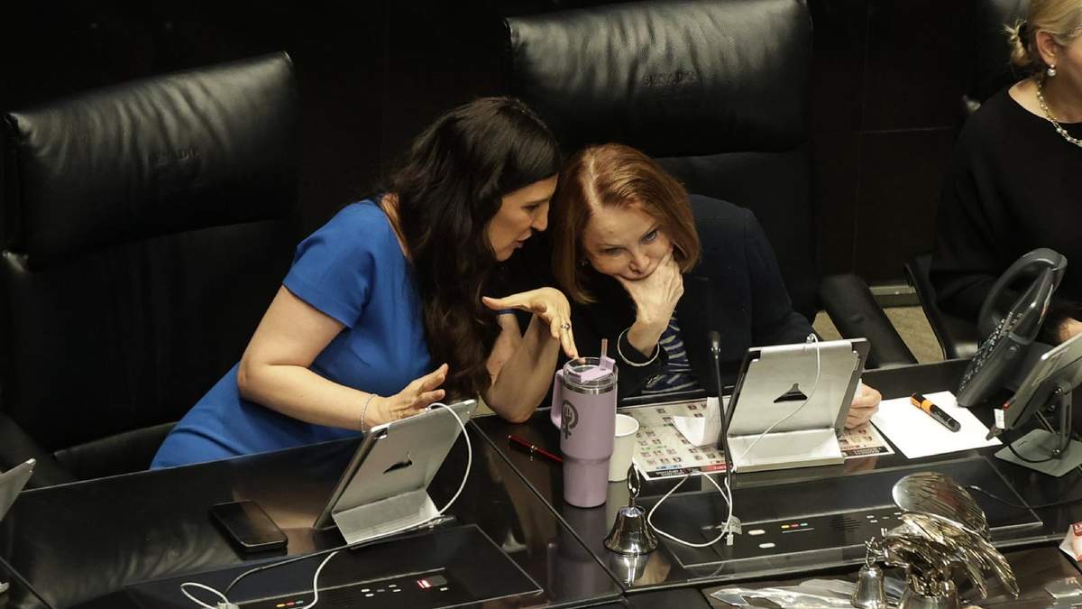 La diputada panista Kenia López Rabadán y la senadora morenista Laura Itzel Castillo, en la sesión de la Comisión Permanente