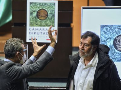 Entre lacayos y el Volvo de un millón de Fernández Noroña