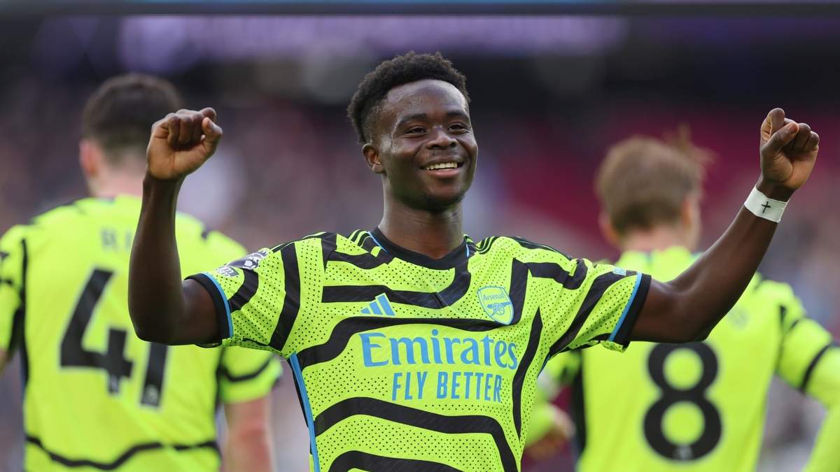 Bukayo Saka del Arsenal celebra tras anotar el quinto gol de su equipo en el triunfo ante el West Ham