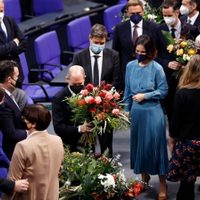 Merkel hace efectivo el traspaso de poder en Alemania deseándole éxito a Scholz