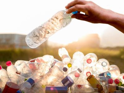 No tires las botellas plásticas: mirá este truco infalible para lavar los platos con más comodidad