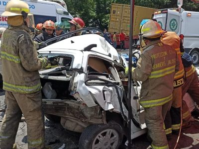 Tráiler sin frenos embiste vehículos en la carretera a Chapala; hay un muerto y 7 heridos (Video)