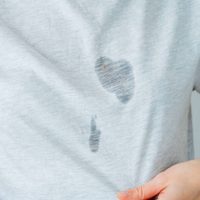No gastes más en quitamanchas: el truco viral que no falla para sacar las manchas de aceite de tu ropa