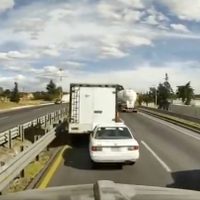 Así embistió un tráiler a un automóvil en la Puebla-Orizaba: dos muertos (Video)
