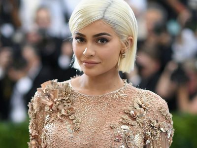 Tras la polémica, Kylie Jenner vuelve al podio de Forbes, pero una cantante le pisa los talones