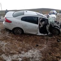 Un auto se cruzó de carril y chocó de frente con un colectivo en la Ruta 40