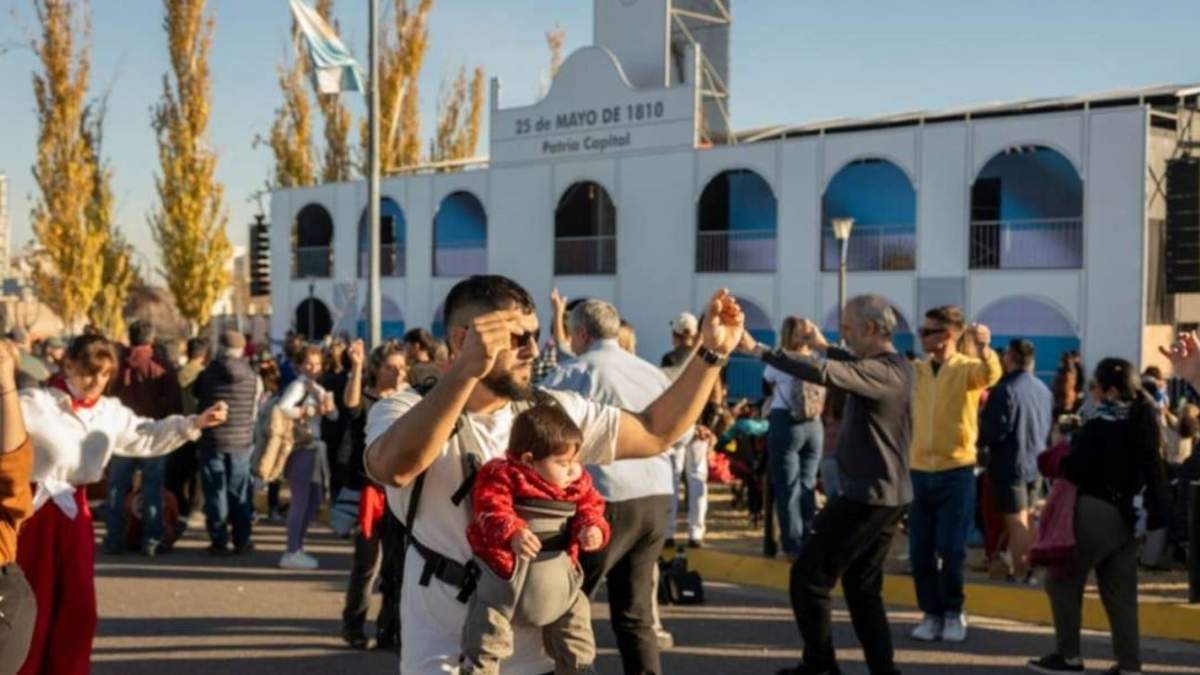 Los miles de asistentes bailaron danzas tradicionales argentinas. Fuente: (Mejor Informado)