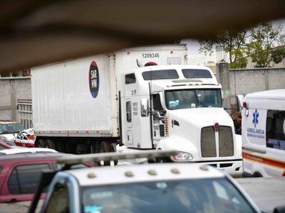 Hallan a 229 migrantes en tráiler que tenía reporte de robo en Veracruz