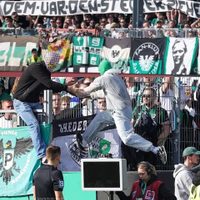 Aficionados en futbol alemán desconectan VAR para evitar que marquen penalti a su equipo (Video)