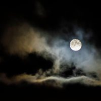Se viene una Luna Llena intensa: así afecta a los signos del Zodíaco el paso de la luna por Acuario
