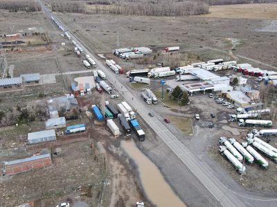 Más de 240 camiones esperan en Las Lajas a que se reabra el paso Pino Hachado