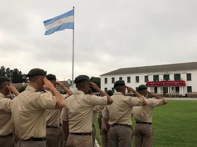 Aprueban una suba escalonado para las Fuerzas Armadas