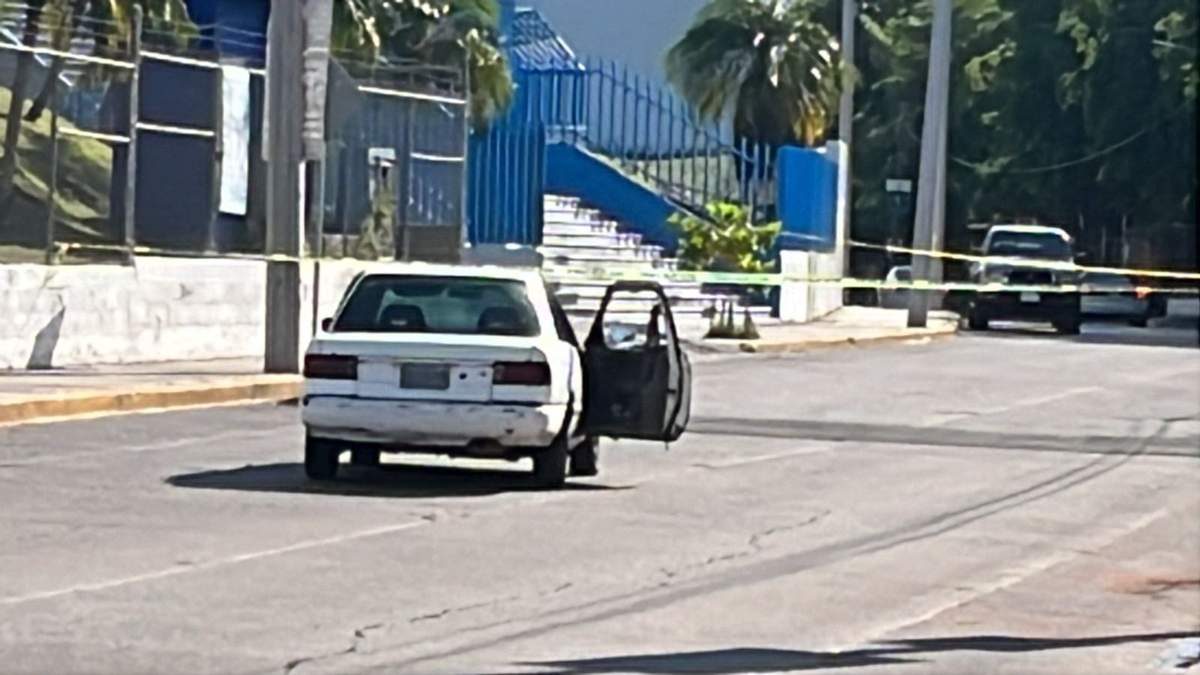 El agente viajaba en un Tsuru cuando fue atacado