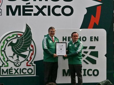 Marcelo Ebrard entrega distintivo “Hecho en México” a la Selección Mexicana de futbol (Video)