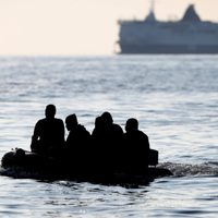 Más de 800 migrantes cruzaron el canal de la Mancha para llegar al Reino Unido: nuevo récord diario