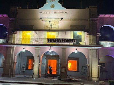 Queman el Palacio Municipal de Apatzingán durante protesta por el asesinato de Carlos Manzo (Videos)