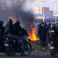 Policías y militares intentan despejar ruta a La Paz, aislada por 23 días de protestas en Bolivia