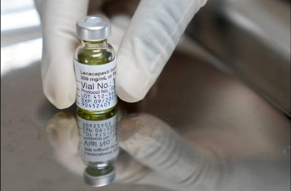 ARCHIVO - Un farmacéutico sostiene un frasco de lenacapavir, el nuevo medicamento inyectable para la prevención del VIH, en el Centro de Investigación Masiphumelele de la Fundación de Salud Desmond Tutu, en Ciudad del Cabo, Sudáfrica