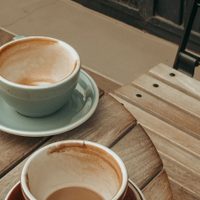 Los 2 secretos de la abuela para hacerle una limpieza profunda a tus tazas y dejarlas como recién compradas