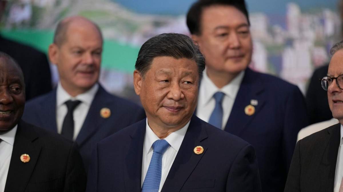 El presidente de China, Xi Jinping, posa para la foto de grupo de los líderes mundiales en la Cumbre del G20, en Río de Janeiro