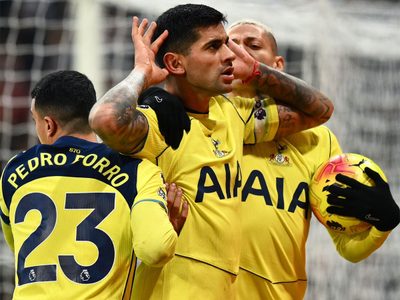 El Cuti Romero se vistió de goleador en el Tottenham: de palomita y de chilena