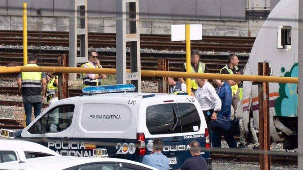 El cadáver de Álvaro Prieto es introducido en el coche fúnebre el 16 de octubre de 2023, en Sevilla