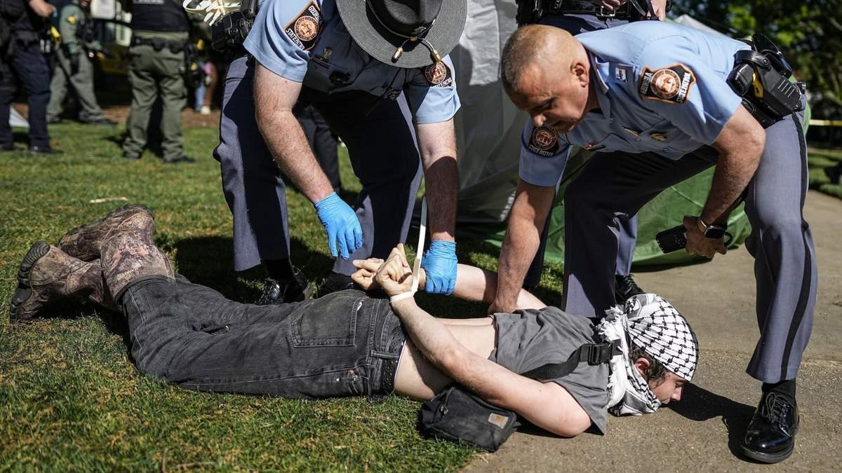 Agentes de la policía estatal de Georgia detienen a un manifestante en el campus de la Universidad de Emory
