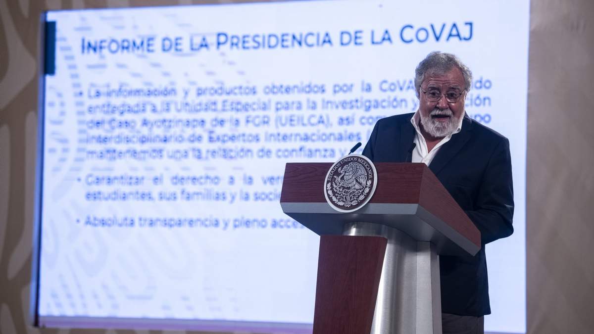 Alejandro Encinas en la presentación del informe de la Covaj