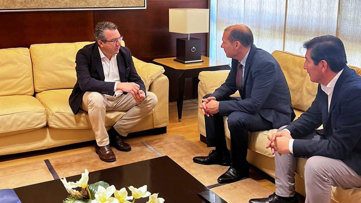 Omar Gutiérrez y Sandro Badilla con el alcalde de Benidorm, Antonio Pérez Pérez. Fuente: (Twitter)