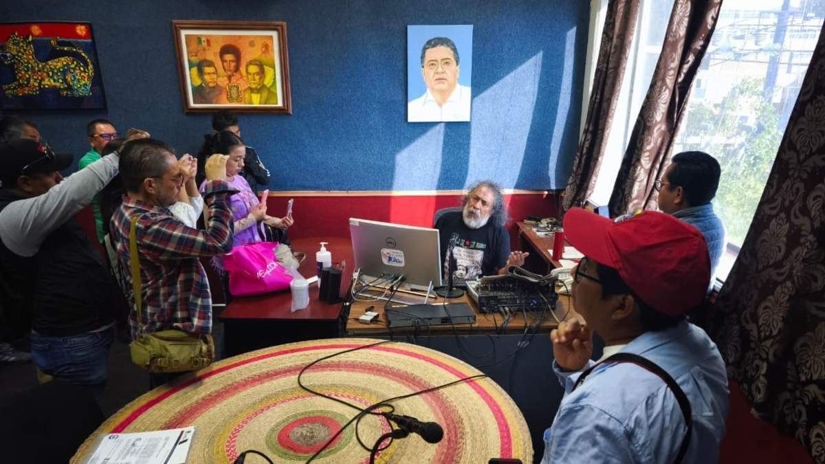 Reporteros en la cabina de Radio Universidad-Pueblo