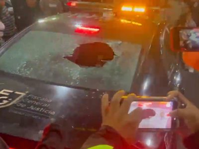 Familiares de reos vandalizan una patrulla durante bloqueo en el Reclusorio Oriente
