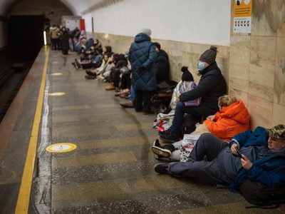 Alcalde de Kiev pide a la población abastecerse de alimentos y agua ante la invasión rusa