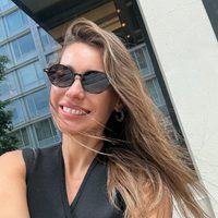 Clásico y con un toque único: el vestido de Pampita que podés combinar de mil formas y todas van a querer en su placard