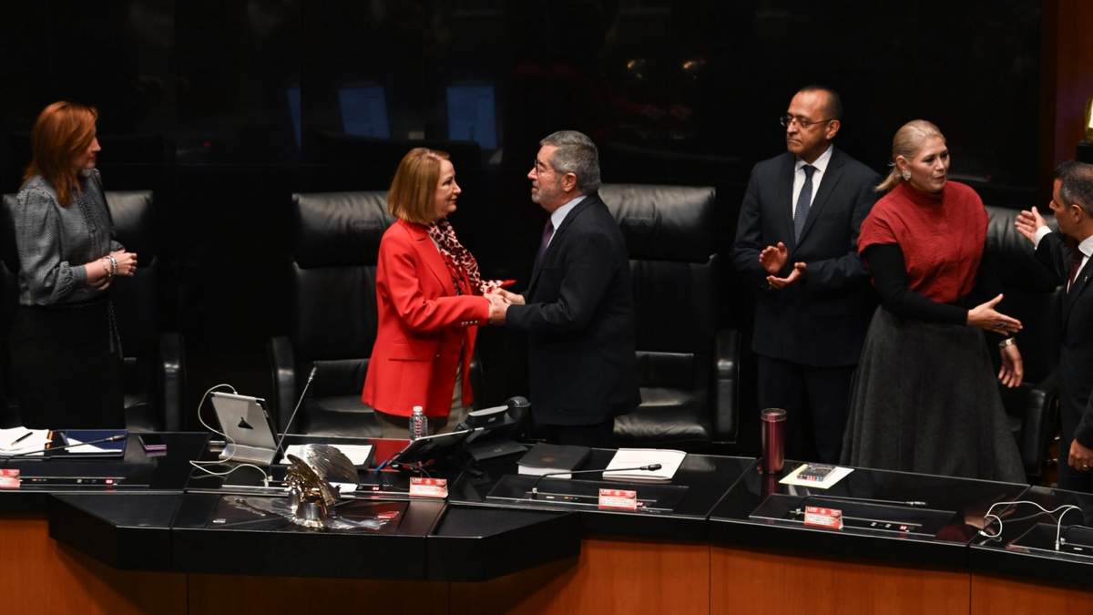 Juan Ramón de la Fuenre saluda a Laura Itzel Castillo, presidenta del Senado, antes de su comparecencia