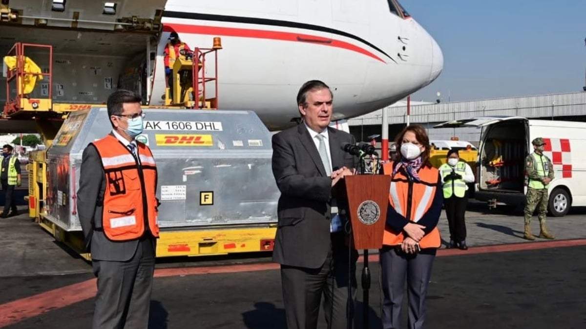 Marcelo Ebrard en la recepción de las vacunas