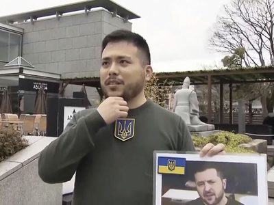 Estudiante japonés acude a graduación vestido como Zelenski