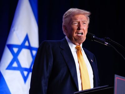 Trump dice ser "mejor amigo" de judíos tras conocerse alegatos de que un aliado suyo es antisemita