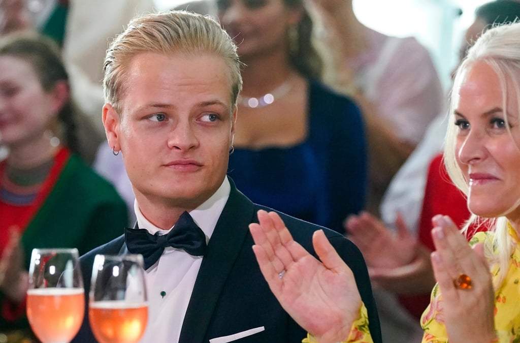 ARCHIVO - Marius Borg Hoiby de Noruega y la princesa heredera Mette-Marit en Oslo, 16 de junio de 2022