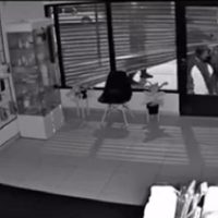 Motochorros destrozaron la entrada a un local de venta de celulares en pleno centro
