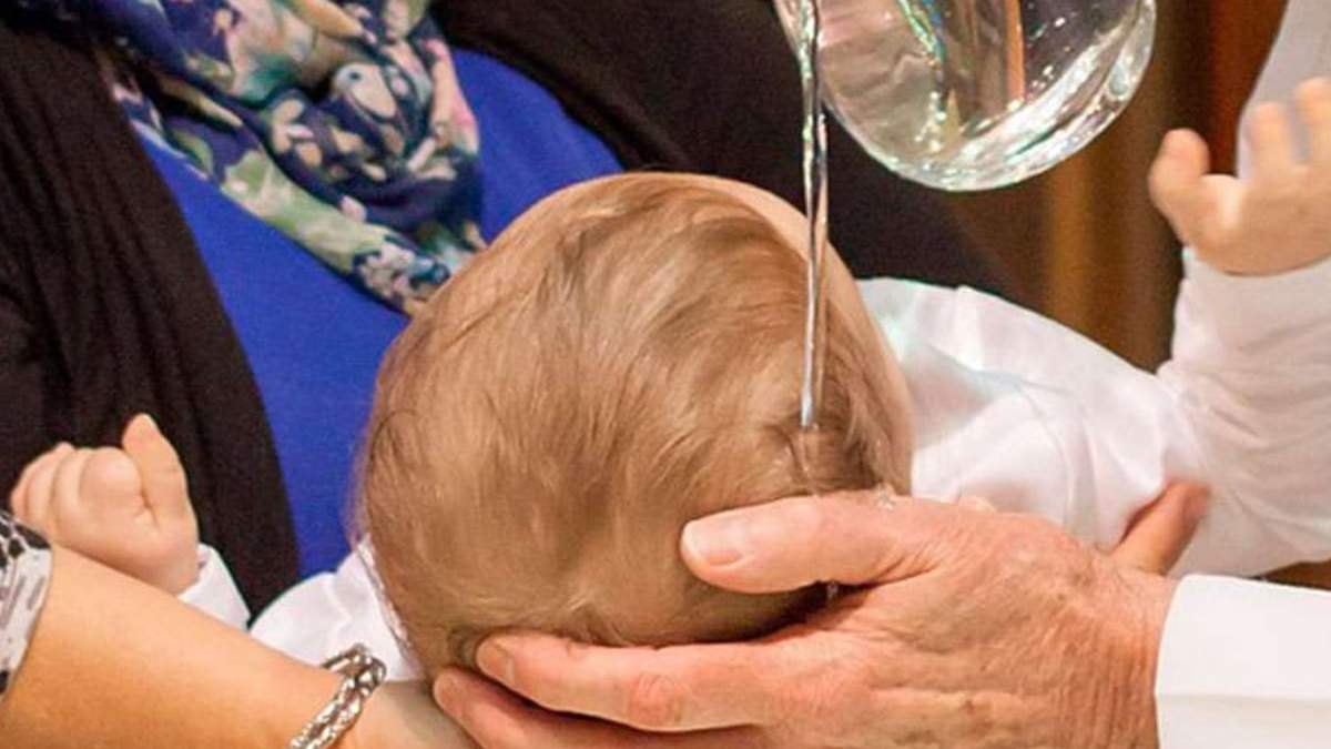 El bebé murió de ser bautizado bajo el ritual de la Iglesia ortodoxa